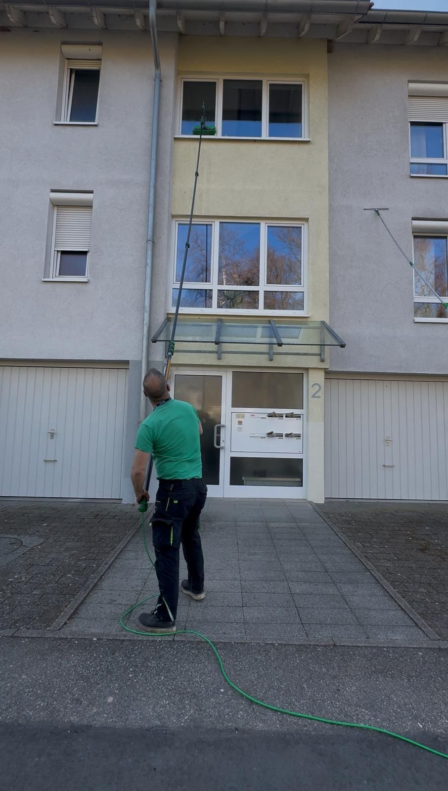 Fensterreinigung mit Teleskopstange und Osmosewasser an einem Objekt im Rems-Murr-Kreis